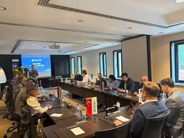 Toplantı masası etrafında enerji basını temsilcileri ve EDEDER yöneticileri